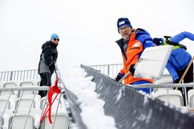 Helfer auf der Tribüne